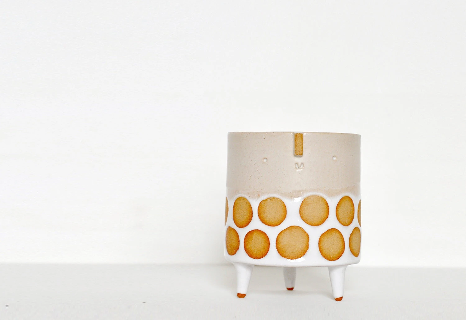 Atelier Stella Oatmeal Spot Tripod Planter 4 Atelier Stella Oatmeal Spot Tripod Planter - Image 2