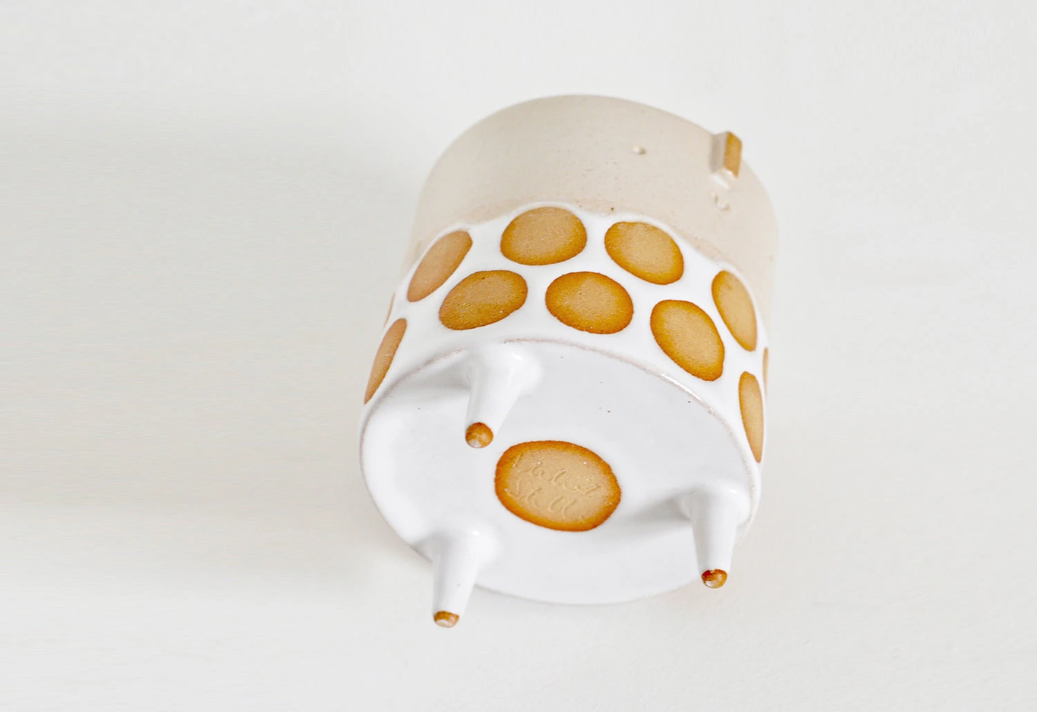 Atelier Stella Oatmeal Spot Tripod Planter 5 Atelier Stella Oatmeal Spot Tripod Planter - Image 3